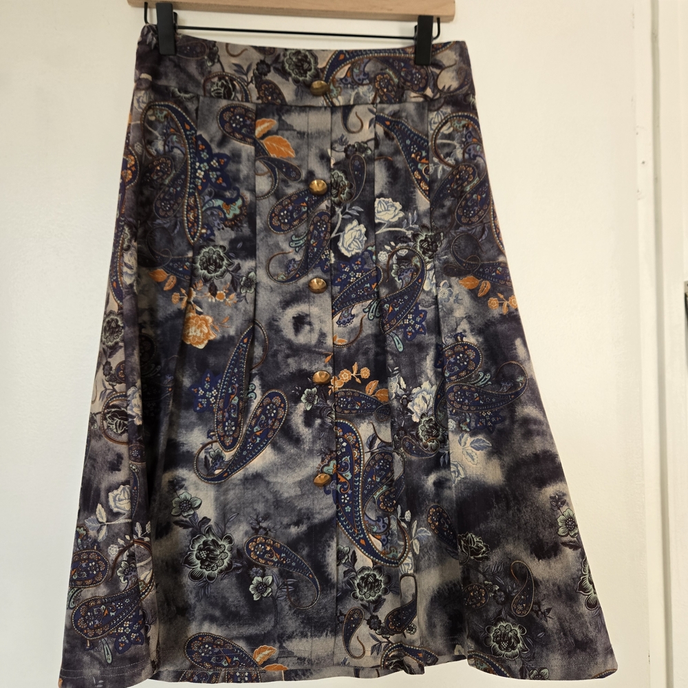 Chic Paisley Button-Front Midi Skirt